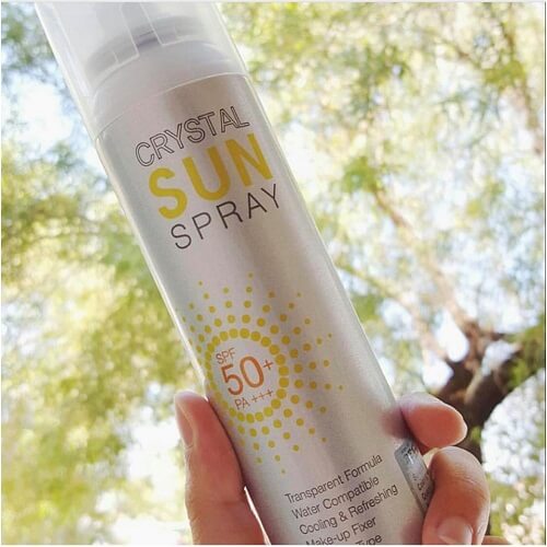 Crystal Sun Spray khiến tín đồ mỹ phẩm "đổ gục" không chỉ nhờ khả năng chống nắng vượt trội mà còn bởi thiết kế trẻ trung