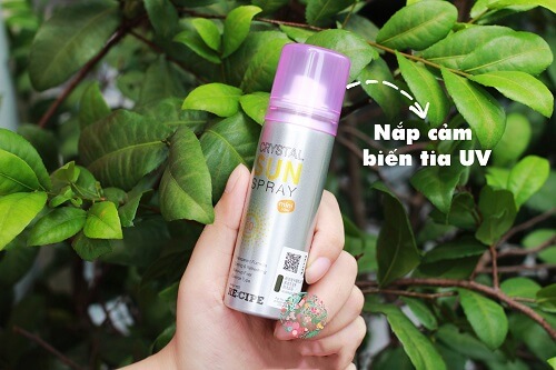 Crystal Sun Spray với chiếc nắp có thể cảm biến mức độ tia UV độc đáo, tiện lợi